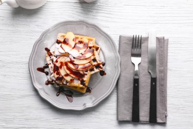 Elma dilim ile lezzetli waffle