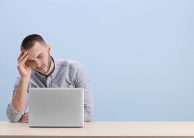 Başı ağrıyan yakışıklı genç adam.