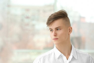 pencere arka plan üzerinde poz adam