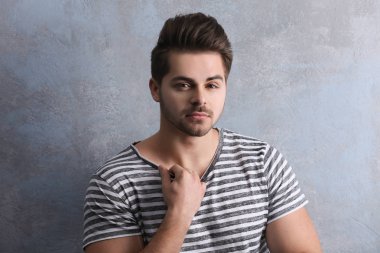 Yakışıklı genç adam. 