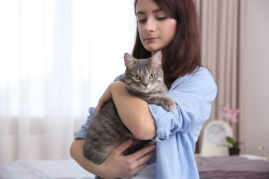 Şirin kedi ile güzel kadın  