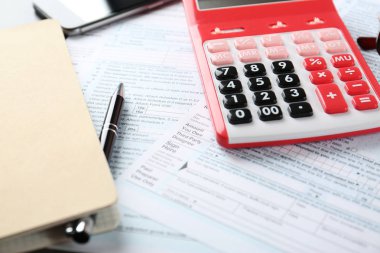 Belge ve ileti örneği tablo ile hesap makinesi. Vergi kavramı