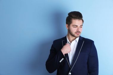 Yakışıklı genç adam. 