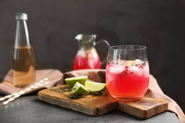 Ahşap tahta üzerinde lezzetli şarap spritzer ile cam