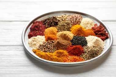 farklı baharat karışımı tepsiye