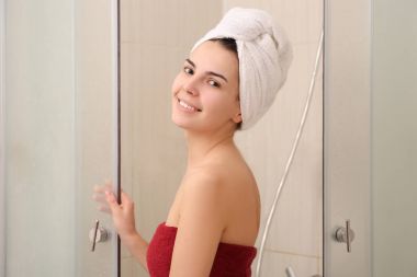 Duş kafa havluya kadınla