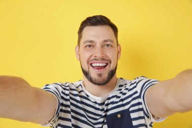 Genç adam alarak selfie 