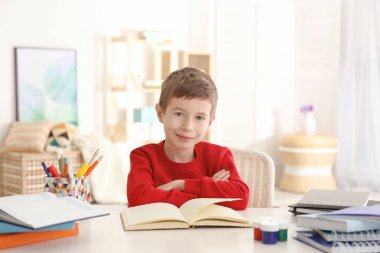 Öğrenci ödevi odasındaki masada