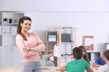 Ders sırasında sınıfta güzel bir öğretmen.