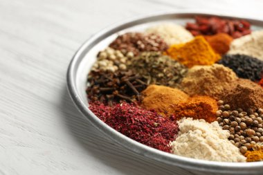 farklı baharat karışımı tepsiye