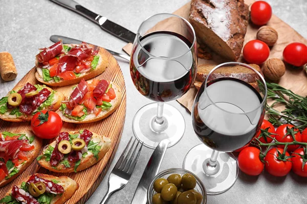 Bruschetta served with wine — Stock Photo, Image