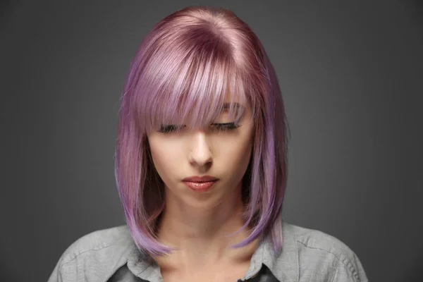 Schöne junge Frau mit gefärbten Haaren — Stockfoto