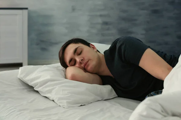 Hombre durmiendo en la cama — Foto de Stock