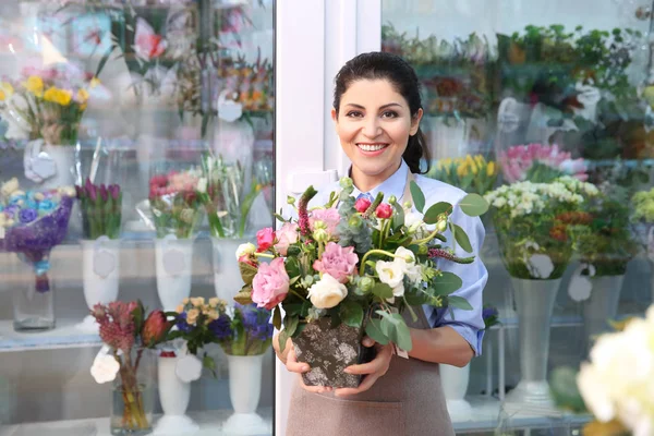 Güzel kadın çiçekçi — Stok fotoğraf