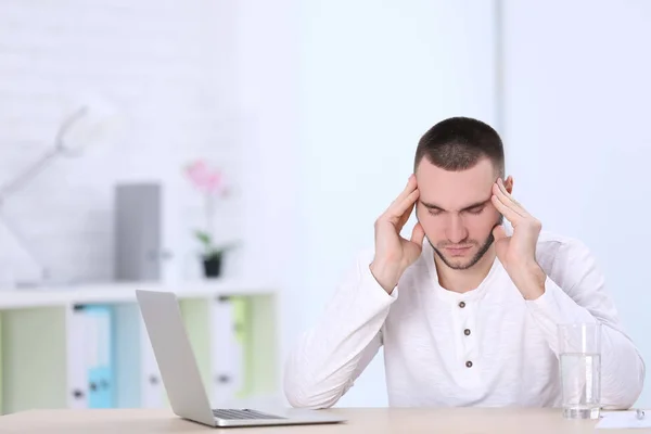 Joven guapo que sufre de dolor de cabeza — Foto de Stock