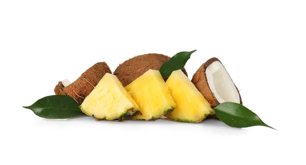 파인애플 슬라이스 및 코코넛의 구성 — 스톡 사진