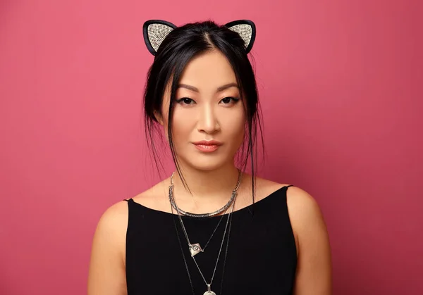 Молодая женщина в кошачьих ушах — стоковое фото