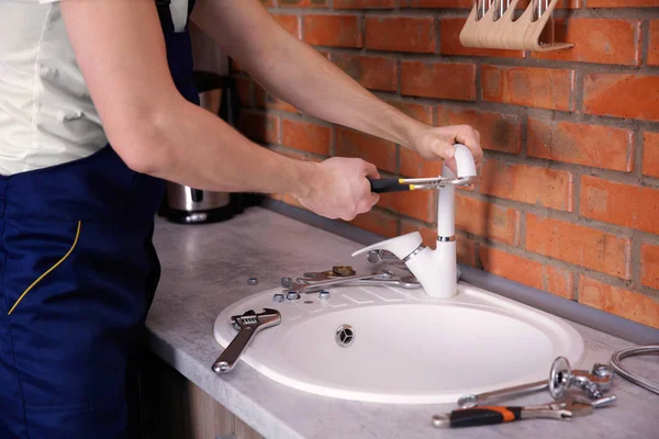 Tesisatçı tamir musluk — Stok fotoğraf