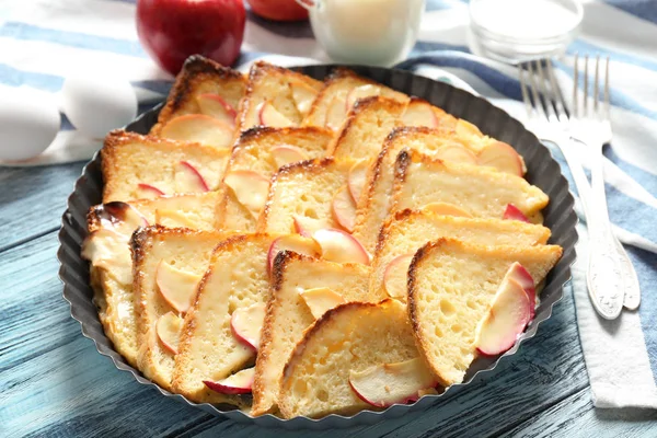 Välsmakande bröd pudding med äpplen — Stockfoto