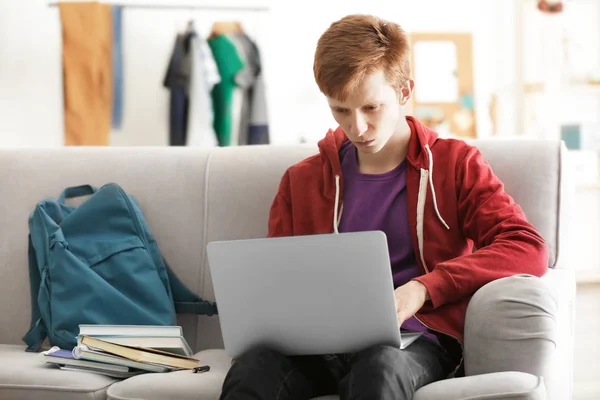Laptop ile evde çalışan genç — Stok fotoğraf