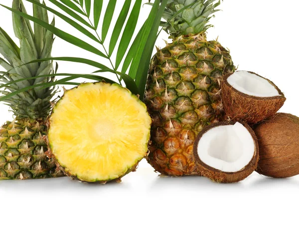 Friss ananász és kókuszdió — Stock Fotó