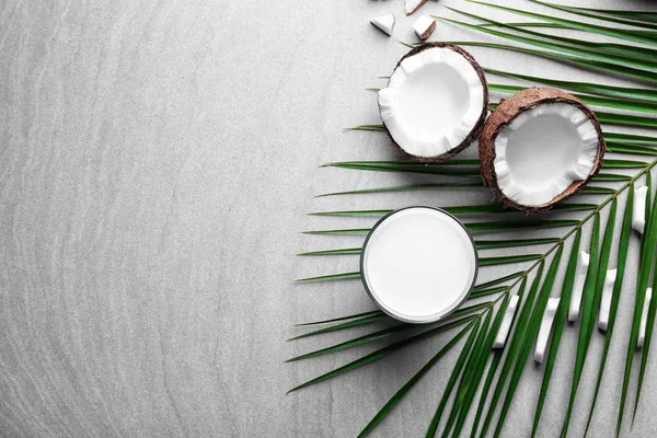Složení s čerstvým kokosovým mlékem — Stock fotografie