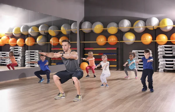 Cours d'éducation physique pour enfants à l'école gymnase — Photo