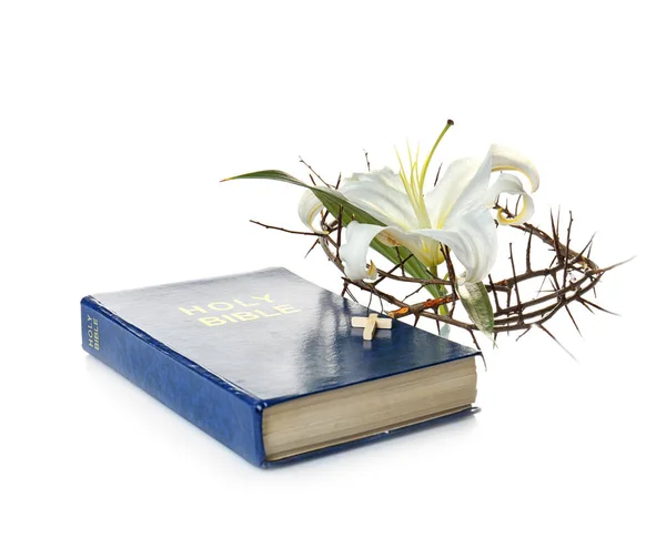 Bíblia, coroa de espinhos e lírio branco — Fotografia de Stock