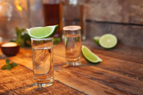 Shot di tequila con lime succosa — Foto Stock