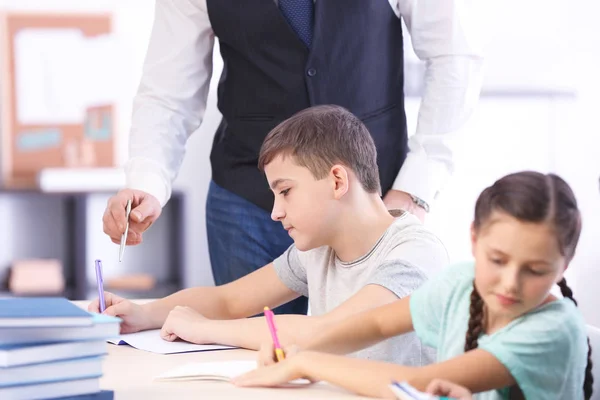 Manlig lärare genomför lektion i klassrummet — Stockfoto