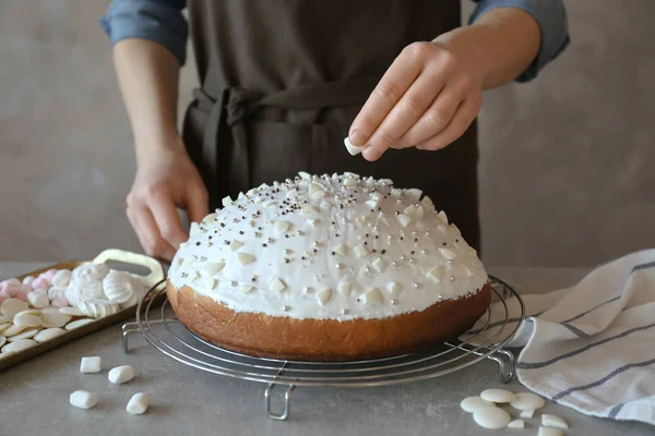 Hände dekorieren Osterkuchen — Stockfoto