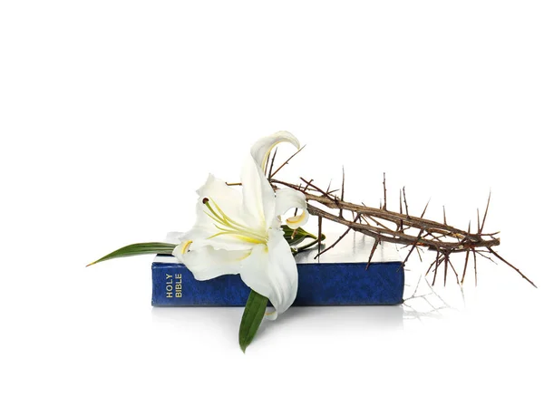 Bíblia, coroa de espinhos e lírio branco — Fotografia de Stock