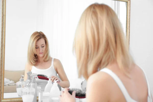 Jeune Femme Avec Problème Perte Cheveux Devant Miroir Maison — Photo