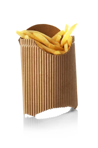 Papas fritas en paquete de papel aisladas en blanco — Foto de Stock