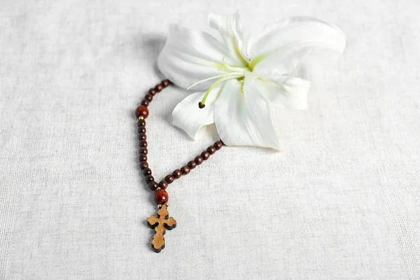 White lily and rosary — Stock Photo, Image