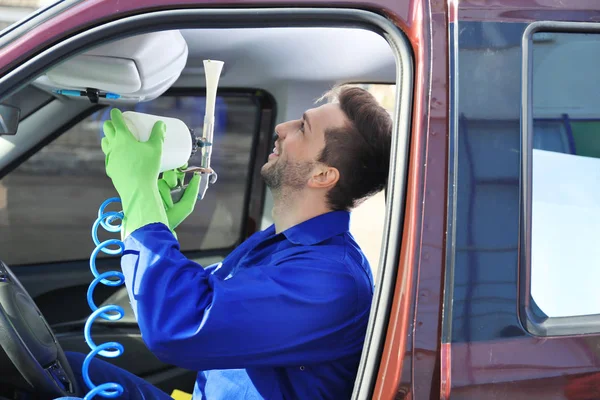 Limpiador eliminar la suciedad del salón del coche — Foto de Stock