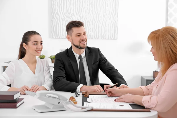 Pareja joven en notario oficina pública — Foto de Stock