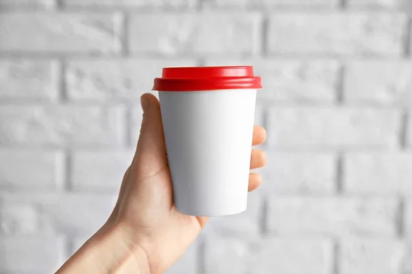 Taza de papel de mano femenina — Foto de Stock