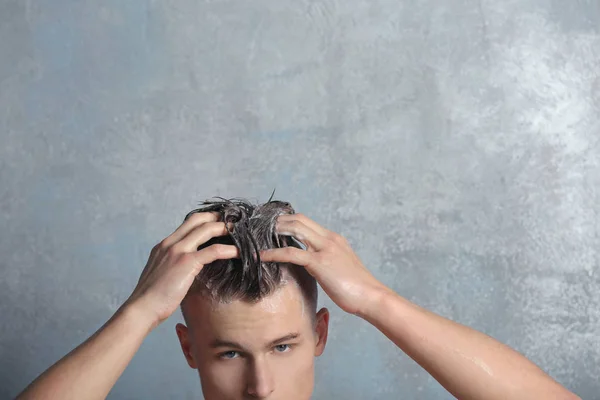 Muž mytí vlasů — Stock fotografie