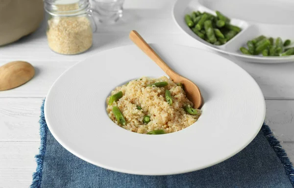 Kokt quinoa med franska bönor — Stockfoto