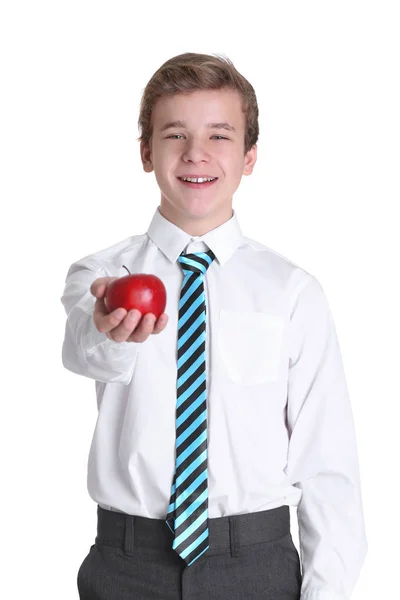Милий школяр з яблуком на білому тлі — стокове фото