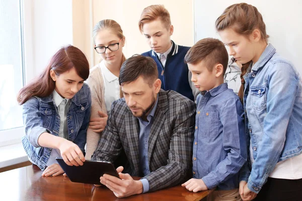 Schüler und Lehrer im Klassenzimmer arbeiten mit Tablet-Computer — Stockfoto