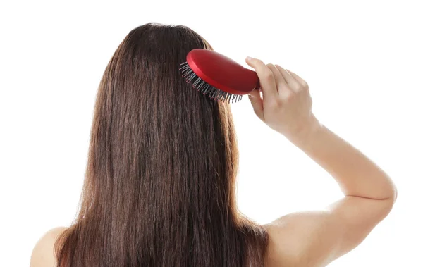 Jovem mulher escovando cabelo — Fotografia de Stock