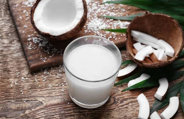 Glass of fresh coconut milk — Stock Photo, Image