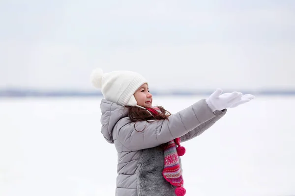 Menina Alegre Roupa Quente Bonita Divertindo Livre — Fotografia de Stock