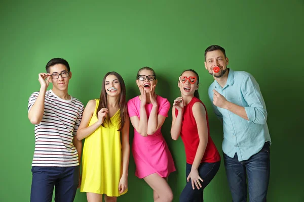 Amigos felizes com decoração de festa — Fotografia de Stock