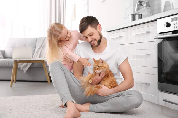 Vader en zijn dochter met kat — Stockfoto