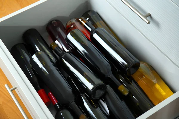 Кухонный ящик с ассортиментом винных бутылок — стоковое фото