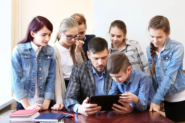 Uczniów i nauczyciela w klasie, w pracy z komputera typu tablet — Zdjęcie stockowe