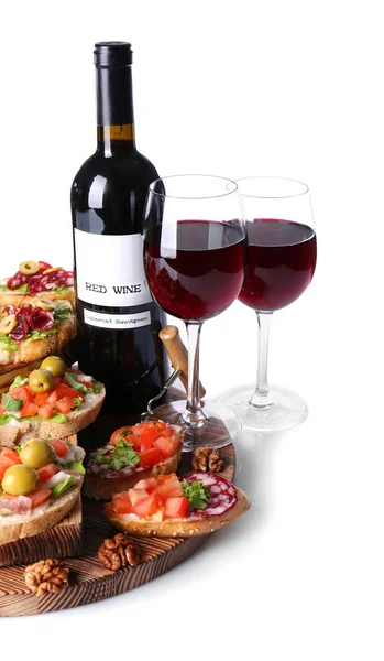 Välsmakande bruschettas serveras med vin — Stockfoto